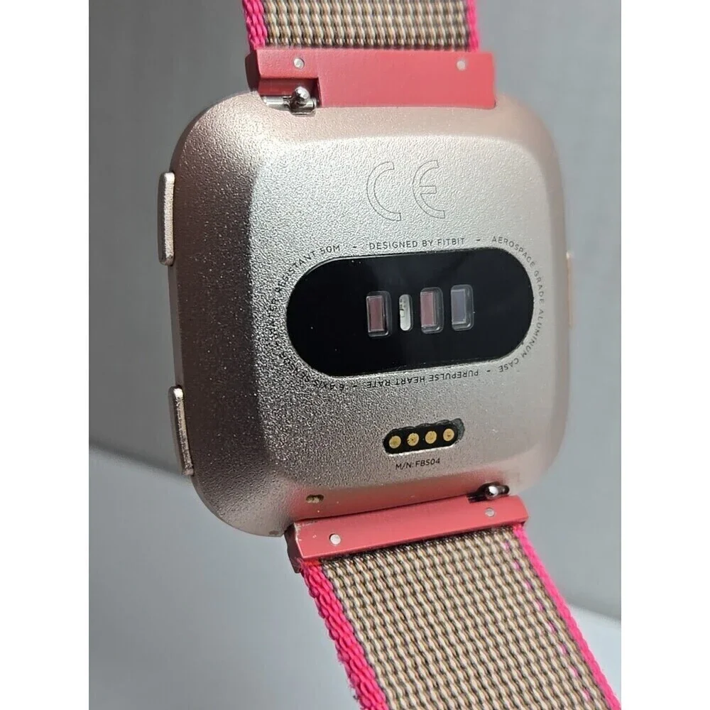 Fitbit Versa FB504 Smartwatch Fitness Heart Rate Bluetooth Extr Bands No Charger